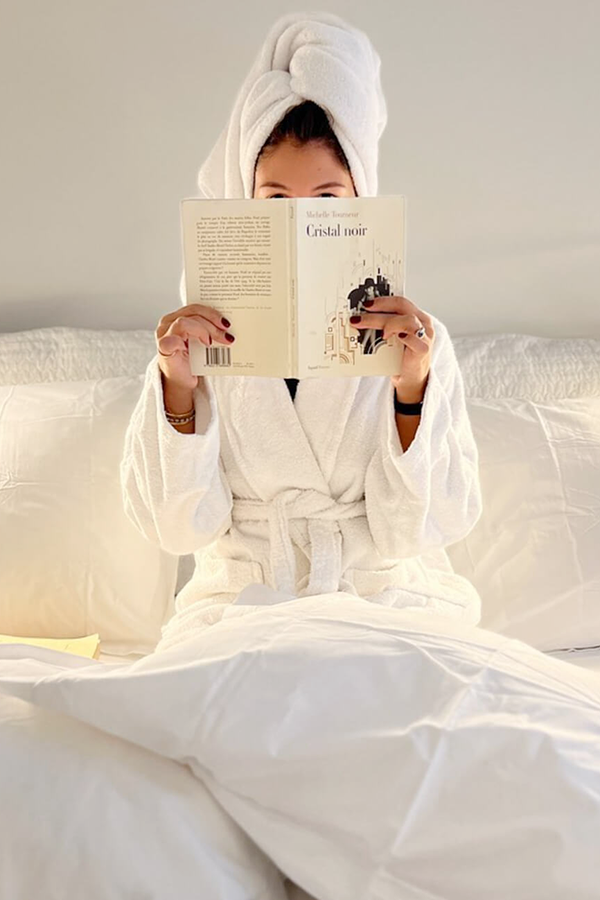 Hotel des Galeries Woman with book in bed