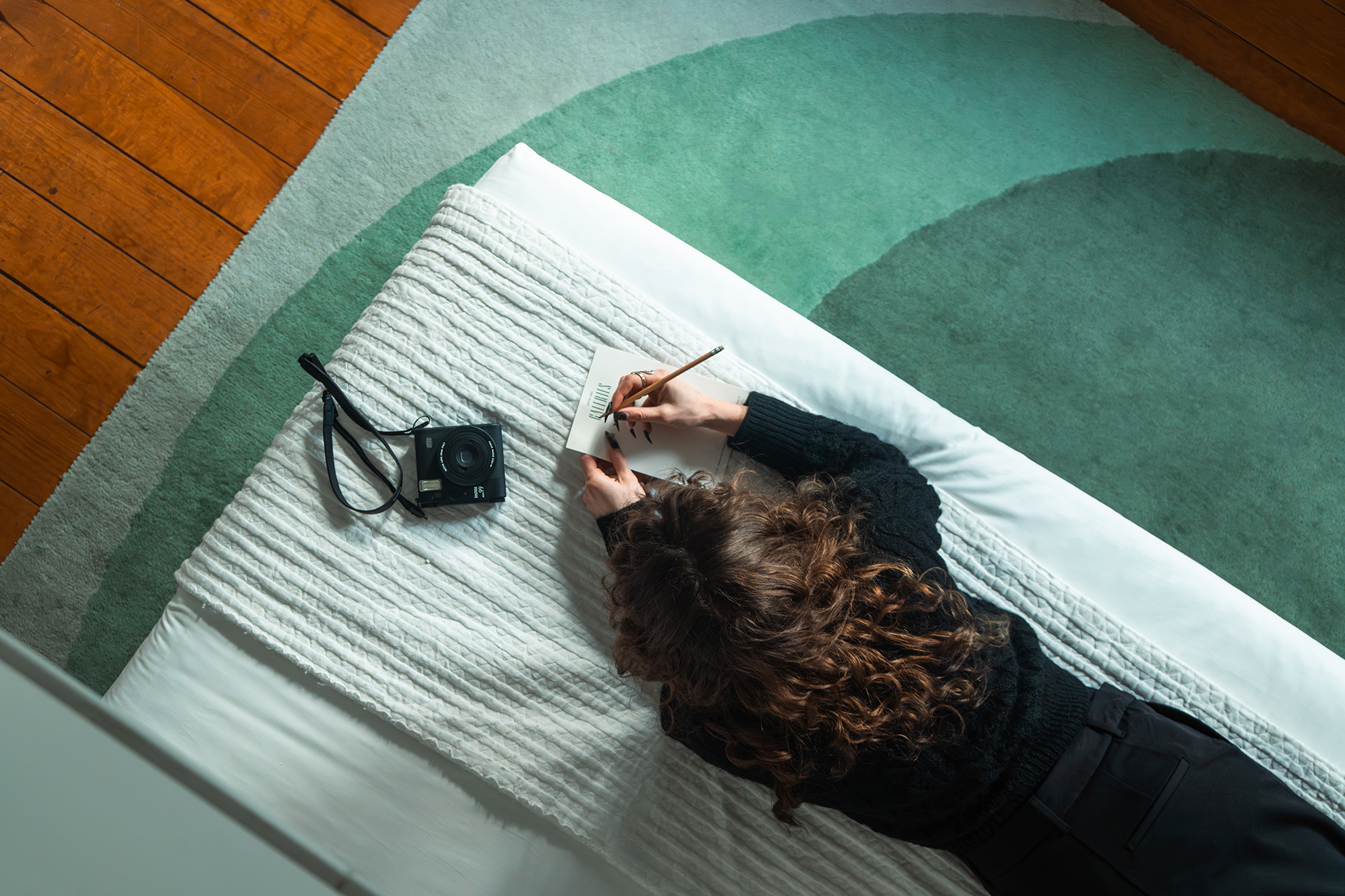 Hotel des Galeries bed woman writing top view
